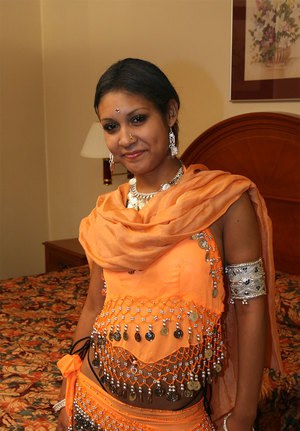 Красивая индианка в возрасте устроила стриптиз для мужа